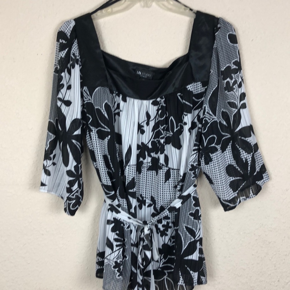Women’s plus size black and white floral top
